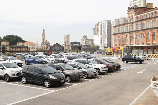 Estacionamento da Sala São Paulo, com carros estacionados e o Memorial da Resistência ao fundo.