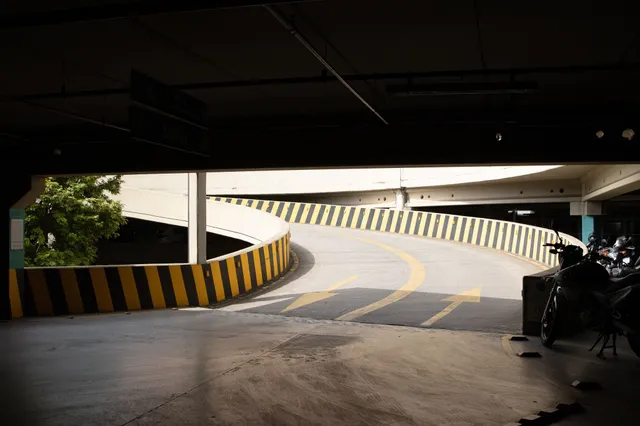 Rampa de entrada do primeiro subsolo do estacionamento.