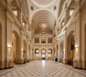 O Salão dos Arcos, como o nome diz, conta com muitos arcos. Eles são compridos e não têm nenhuma estrutura acoplada. O piso é de ladrilhos e o teto é bem alto, com vãos que permitem ver o primeiro e segundo andar.