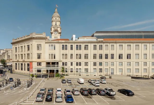 Estacionamento da Sala São Paulo com o prédio ao fundo.