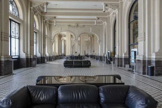 Imagem ampla do Hall Principal.