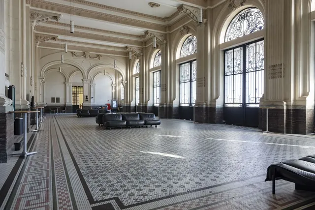 Imagem ampla do Hall Principal.